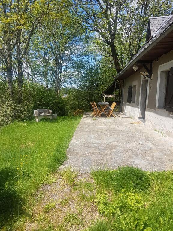 Fermette Typique Auvergnate Dans Son Ecrin D'Eau Et De Verdure Saint-Donat エクステリア 写真
